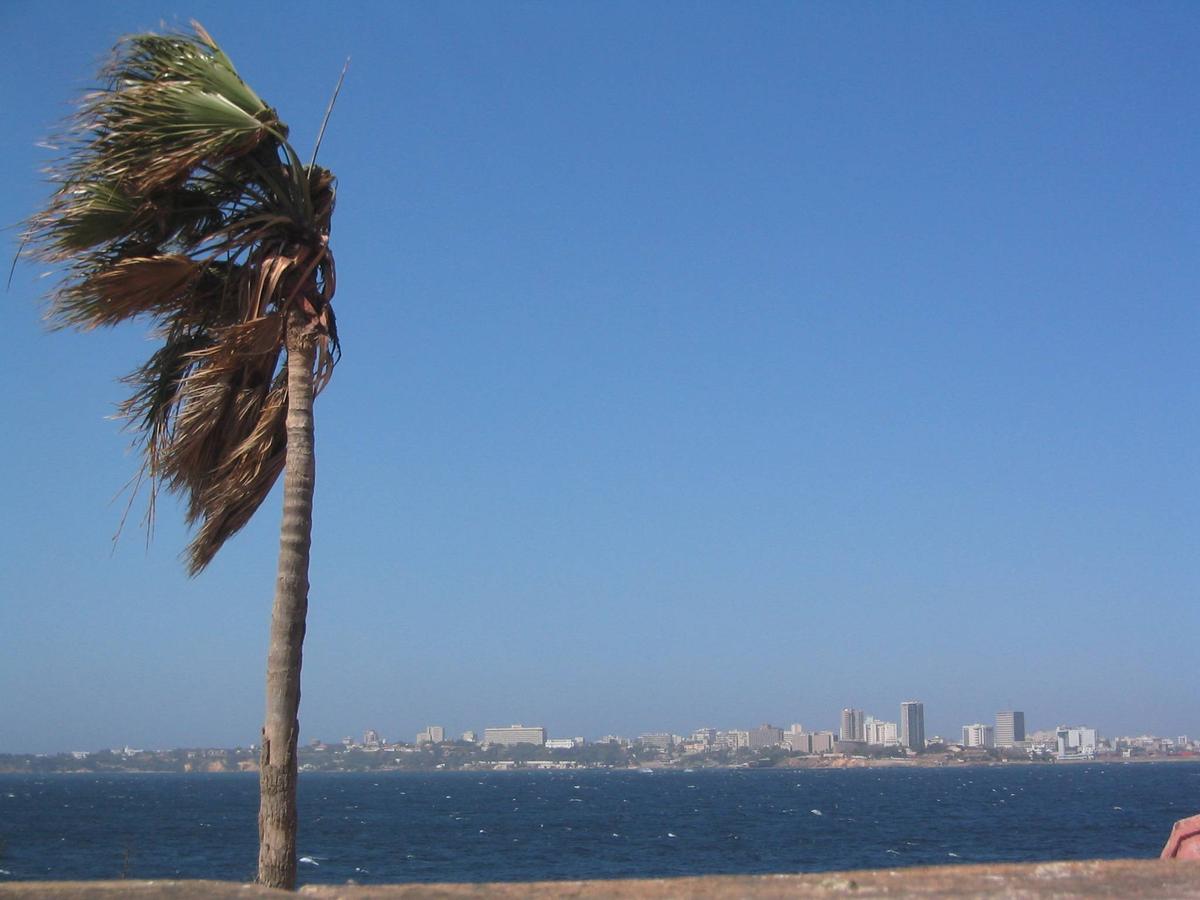 Vue du Plateau de Dakar depuis la corniche, sur fond d’océan Atlantique.