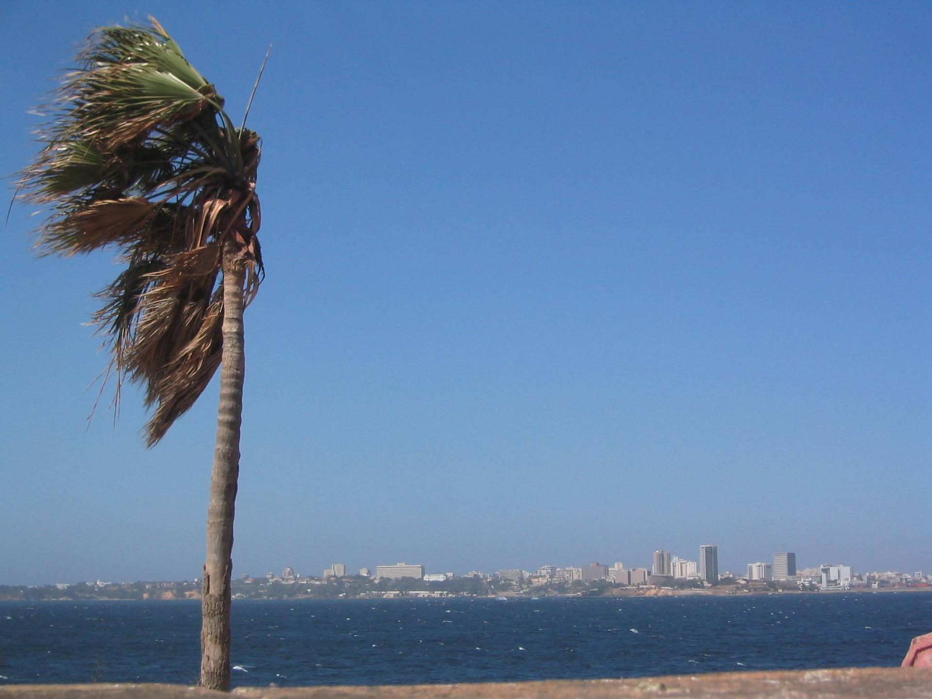 Vue du Plateau de Dakar depuis la corniche, sur fond d’océan Atlantique.