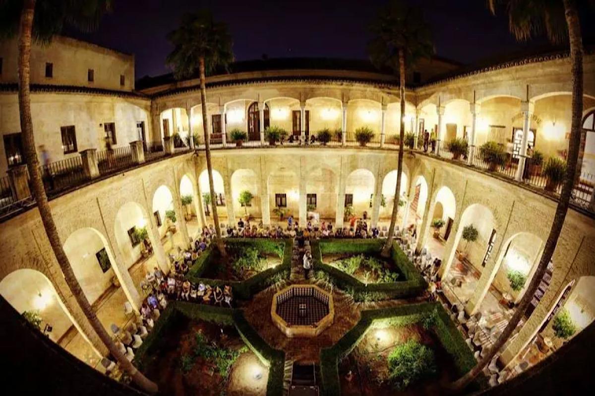 Patio del Palacio de Los Marqueses de la Algaba / AYUNTAMIENTO DE SEVILLA