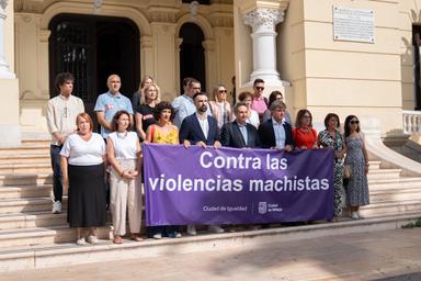 La Corporación Municipal ha mantenido este mediodía un minuto de silencio en memoria de la última víctima de la violencia machista, una mujer en Málaga.