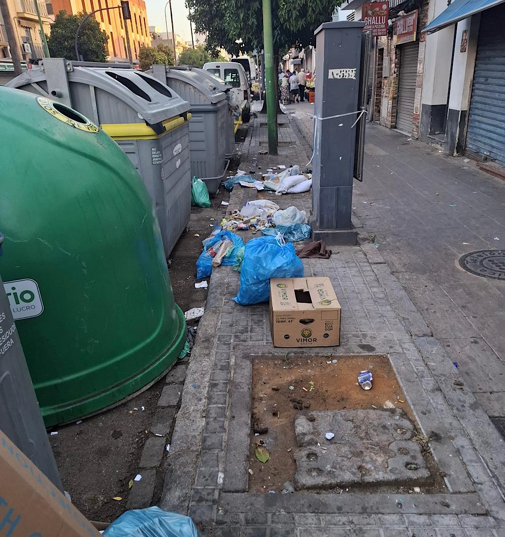 Des ordures dans une rue de Séville