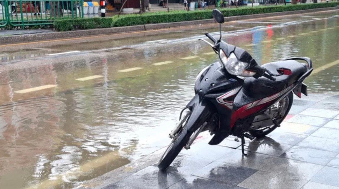 Bangkok inondée avec scooter
