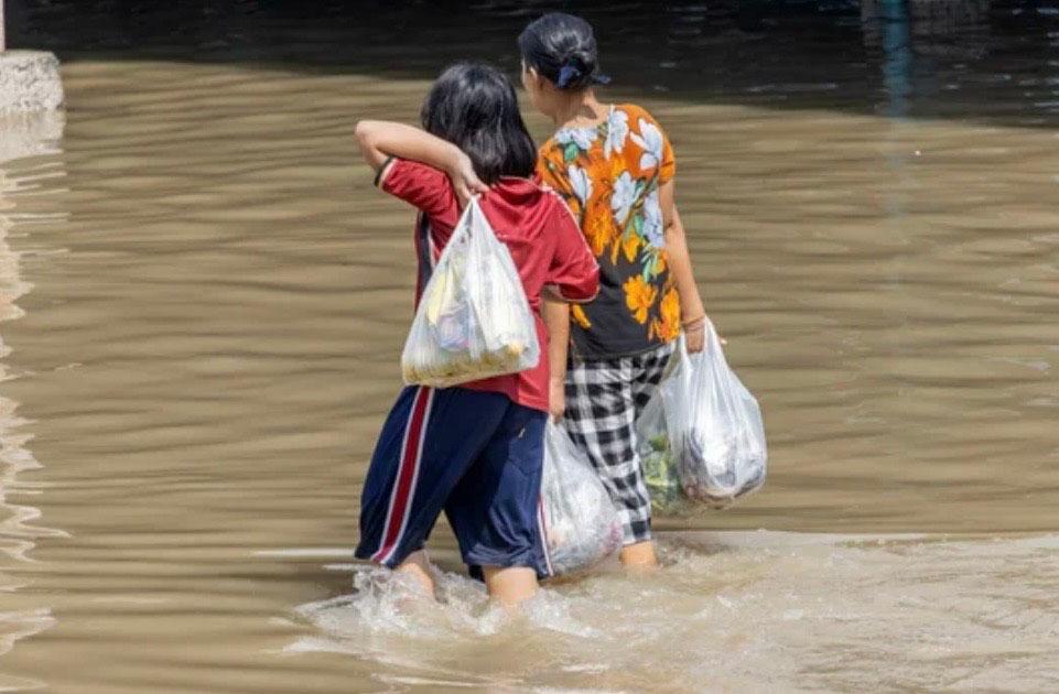 Deux femmes dans inondations Thaïlande 