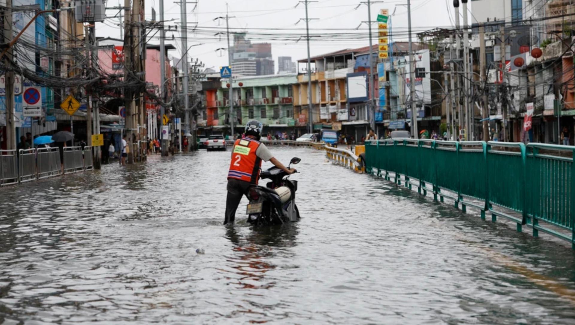 Scooter taxi dans inondations Thaïlande 