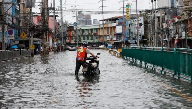 Scooter taxi dans inondations Thaïlande 