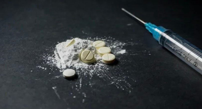 Drogue, cachets et seringue 
