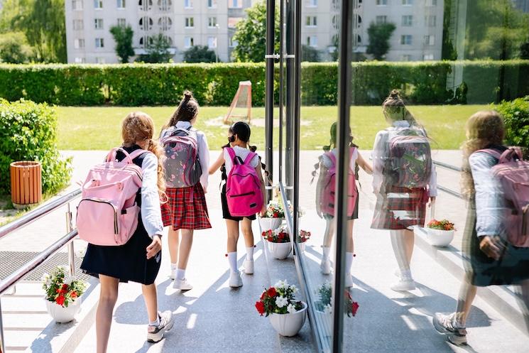 Enfants avec cartables allant à l'école