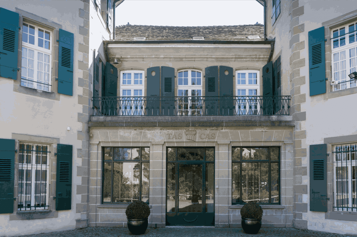 Façade du siège du Tribunal arbitral du sport (TAS/CAS) à Lausanne, en Suisse, bâtiment historique où sont examinés les litiges sportifs internationaux.