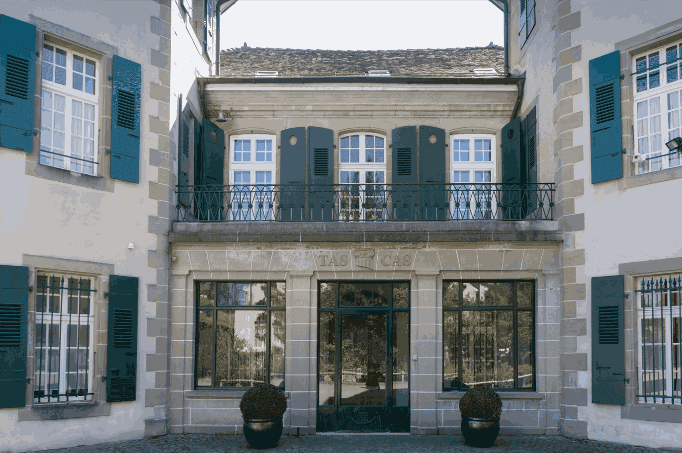 Façade du siège du Tribunal arbitral du sport (TAS/CAS) à Lausanne, en Suisse, bâtiment historique où sont examinés les litiges sportifs internationaux.