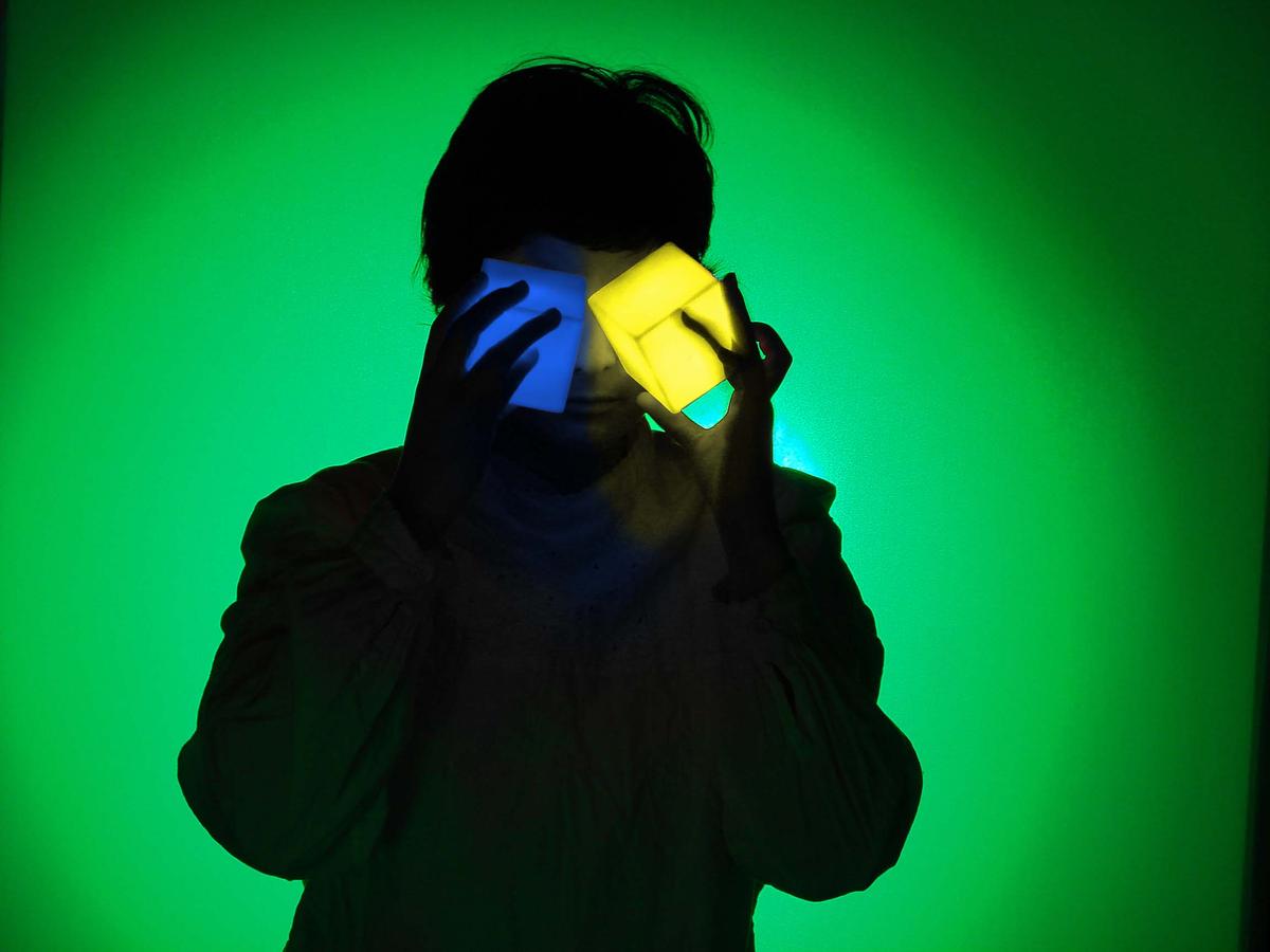 Affiche du spectacle Petit Bleu Petit Jaune de la compagnie Succursale 101 en tournée en Indonésie