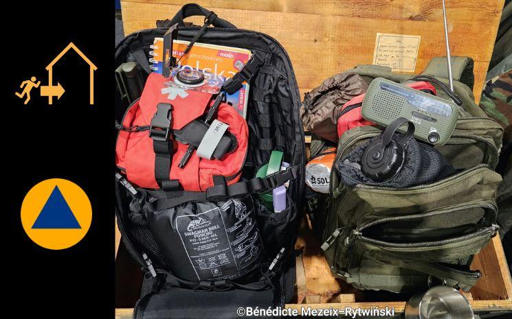 Sac à dos de survie ouvert, symboles d'un abri reconnus à l'international