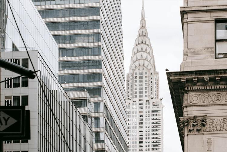 Vue détaillée de la flèche emblématique et de la façade en acier inoxydable du Chrysler Building à New York, un exemple magistral de l'architecture Art déco.