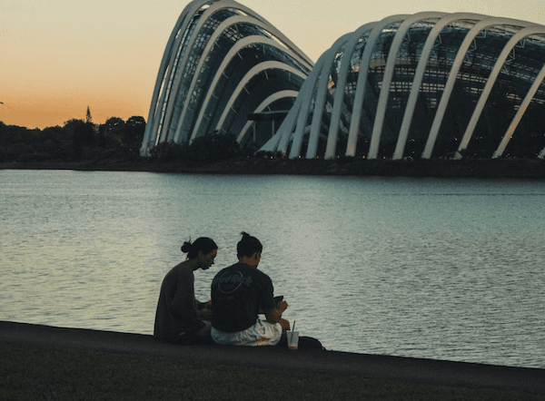 un couple se repose à singapour devant l'opéra 