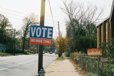 un panneau qui incite au vote pour les midterms aux Etats-Unis