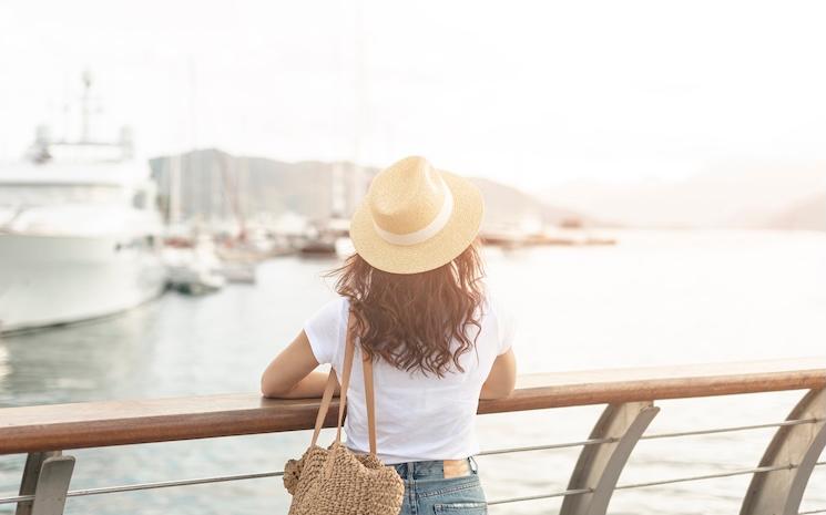 femme regarde la mer