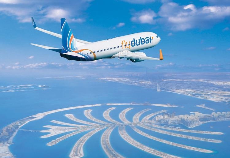 Un avion Flydubai vole dans le ciel bleu