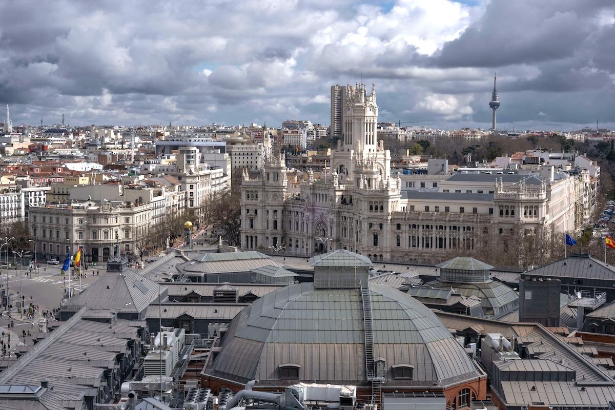 vue aerienne de l architecture emblematique de madrid où la hausse gagne les quartiers les moins chers