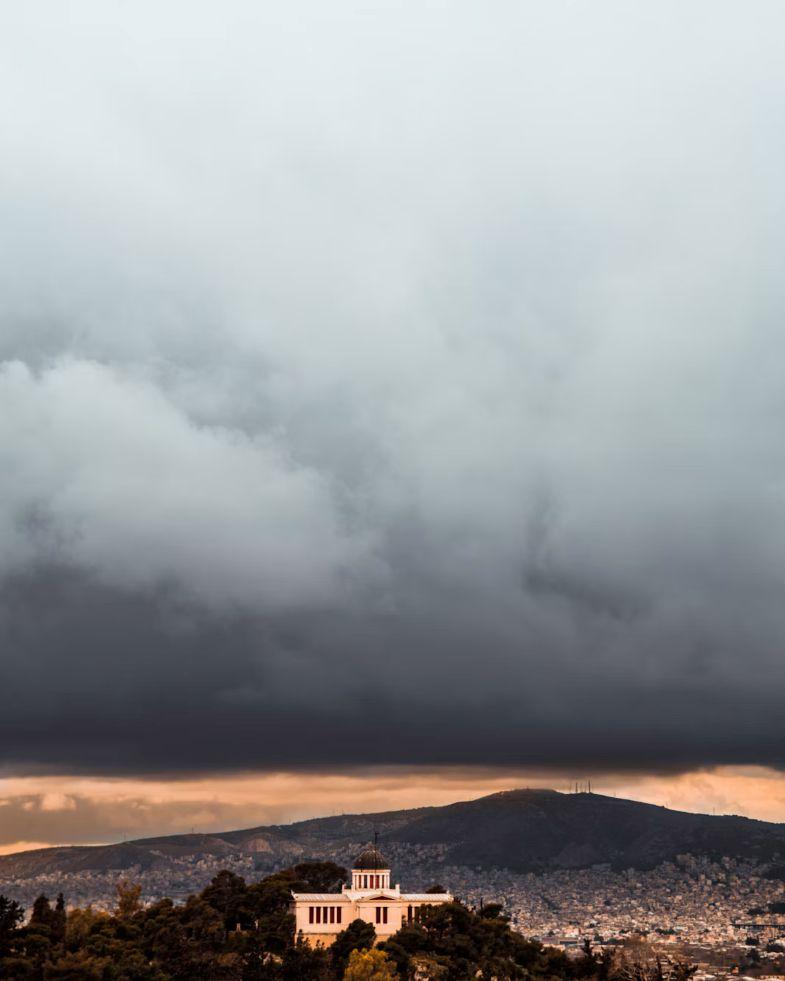 Mauvais temps au dessus de la ville d'Athènes