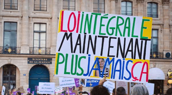 la loi integrale en passe d'être votée en France 