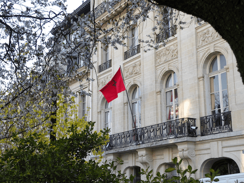 la façade de l'ambassade du Maroc en France avec un drapeau 