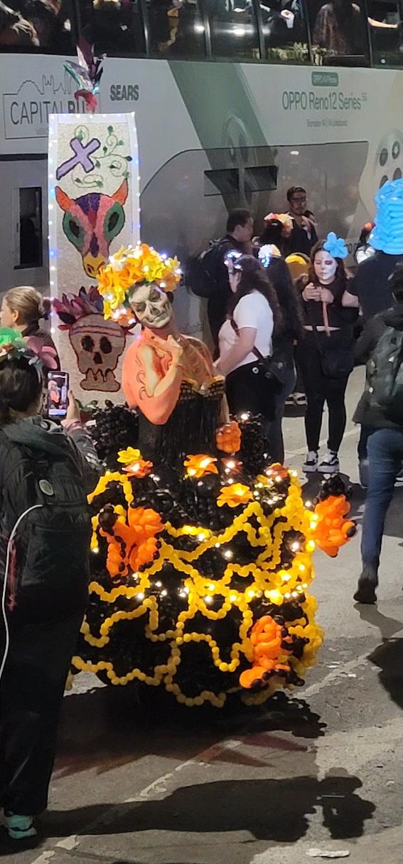 Une personne est habillé avec une grande jupe orange Mexique