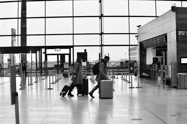 voyageurs à l'aeroport