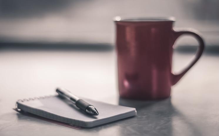 Mug avec un stylo et cahier