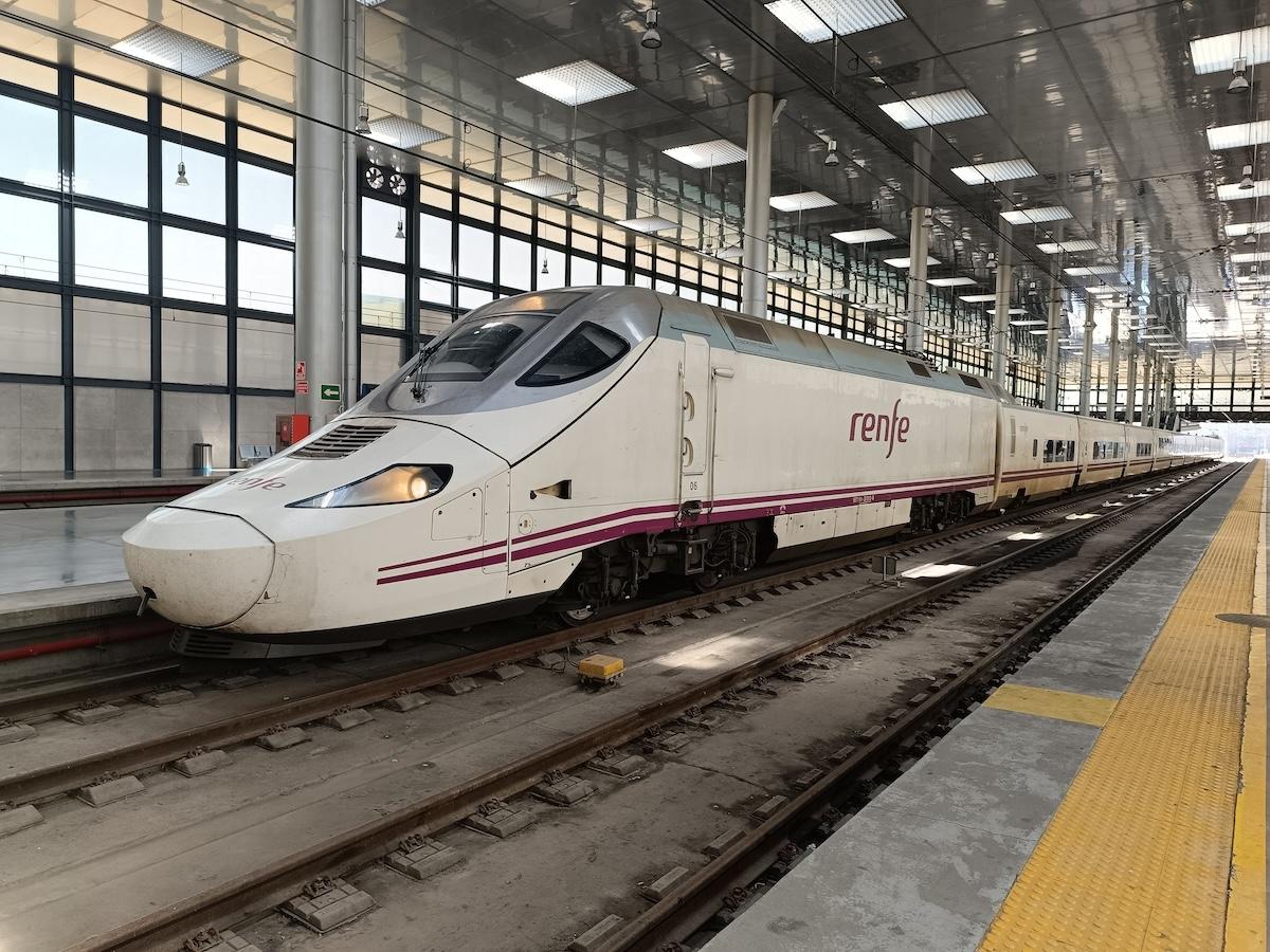 un train à grande vitesse renfe dans la gare de cadix en espagne