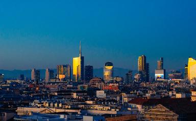 Vue sur les buildings de Milan la nuit