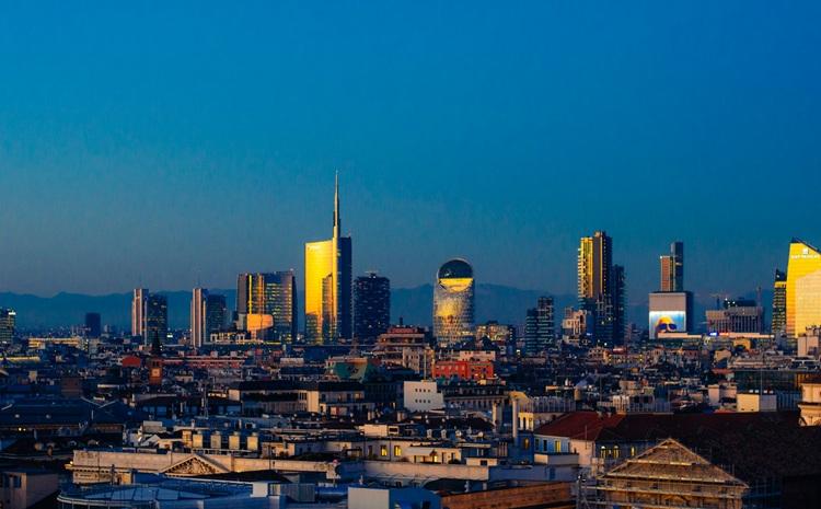 Vue sur les buildings de Milan la nuit