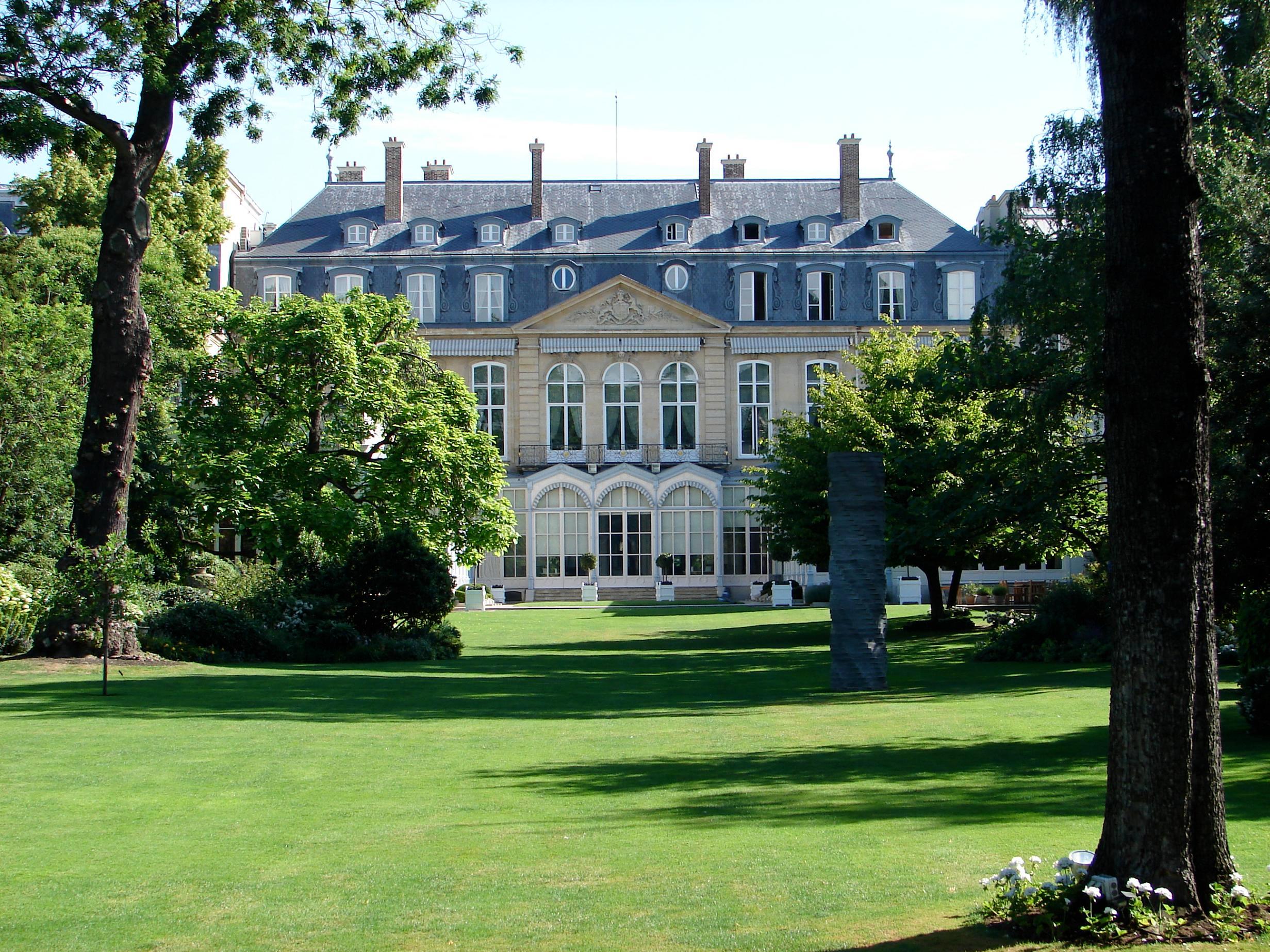 <blockquote class="twitter-tweet" data-lang="fr"><p lang="en" dir="ltr">Very moved to make my last speech at <a href="https://twitter.com/hashtag/14JulyUK?src=hash">#14JulyUK</a> celebration in London ? a city that will always have a special place in my heart <a href="https://twitter.com/hashtag/BastilleDay?src=hash">#BastilleDay</a> <a href="https://t.co/zdDBzsf99J">pic.twitter.com/zdDBzsf99J</a></p>&mdash; Sylvie Bermann (@SylvieBermann) <a href="https://twitter.com/SylvieBermann/status/885946892248637441">14 juillet 2017</a></blockquote> <script async src="//platform.twitter.com/widgets.js" charset="utf-8"></script>