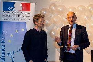 Dans les locaux de l'Ambassade de France à Dublin, Philippe Ray, premier conseiller de l'Ambassadeur, échange avec les collégiens du Lycée Pasteur.