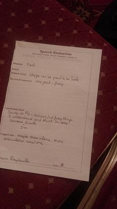 Une fiche d'évaluation est distribuée à chaque personne du public