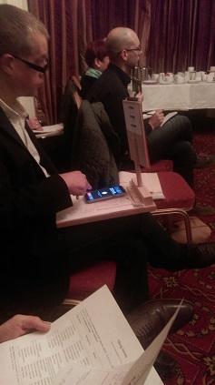 Une personne veille au chronomètre