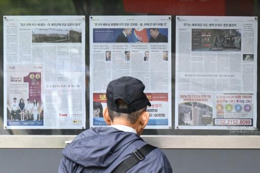 Coréen devant une affiche