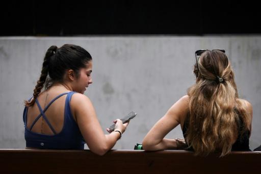 Adolescentes sur leur téléphone