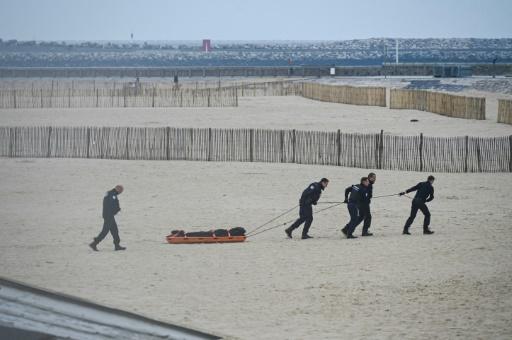 La police traîne un corps sur la plage