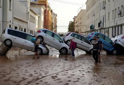 Une voiture emportée par les inondations