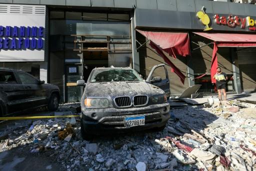 voiture sous les décombres d'explosions