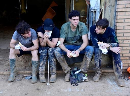 Des jeunes après les inondations en Espagne