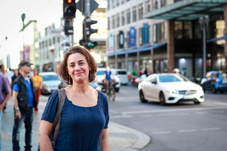 Portrait de Nadine Dassain dans la rue à Berlin