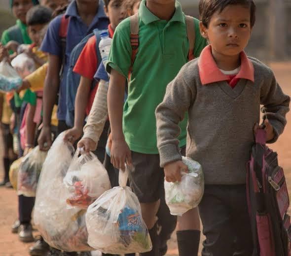 recyclage plastique enfants école inde 