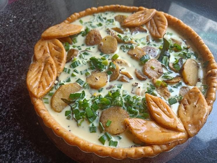 Ajout de l'appareil sur la tarte aux légumes indiens