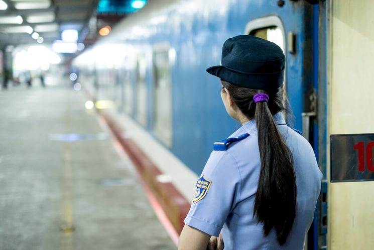 Une contrôleuse du train Hanoi-Saigon