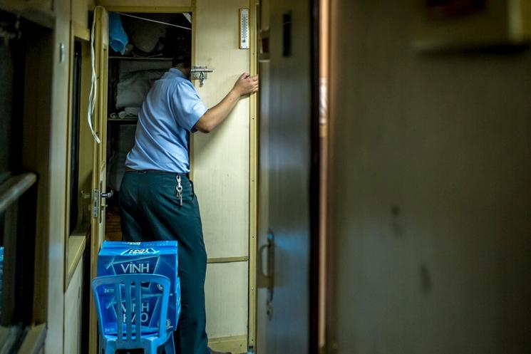 Notre chef de wagon installe sa couchette. Le pauvre passera le trajet dans un placard sur une demi-couchette pour tout confort. 