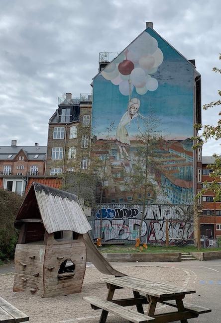 mural fillette ballons Copenhague Agnès Varda balade 