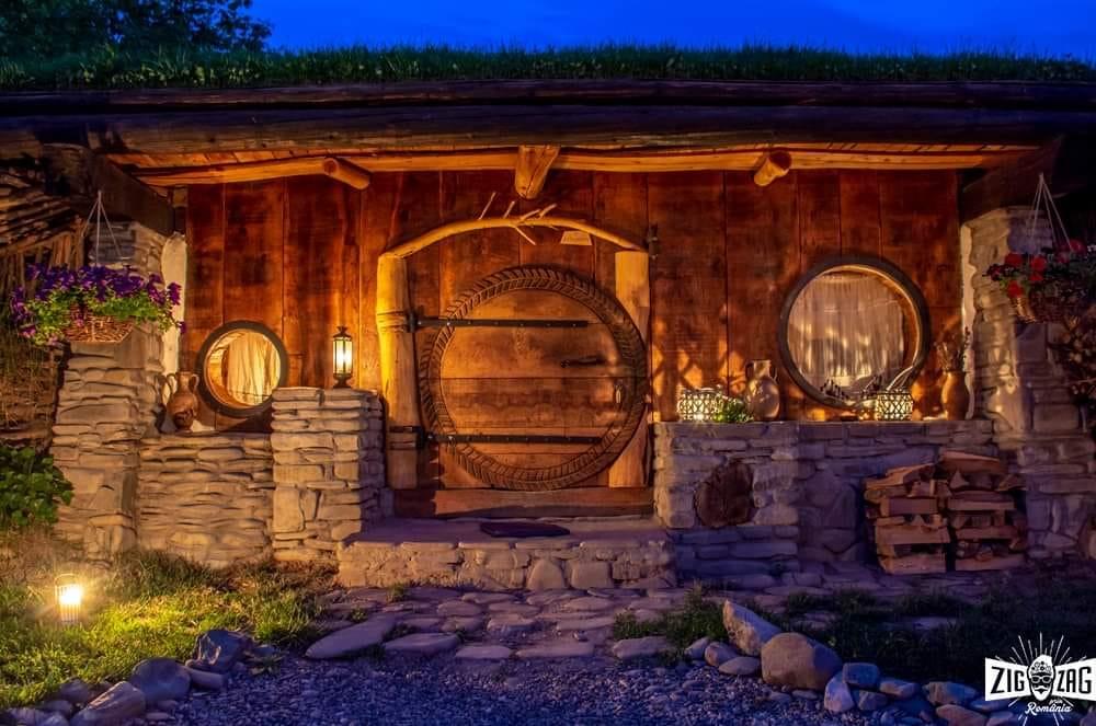 valea-celor-doisprazece-maison-hobbit-hebergement-insolite-roumanie