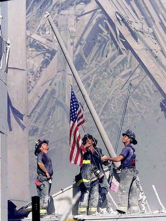 Des pompiers de New York hissent le drapeau américain sur les décombres du World Trade Center, le 11 septembre 2001
