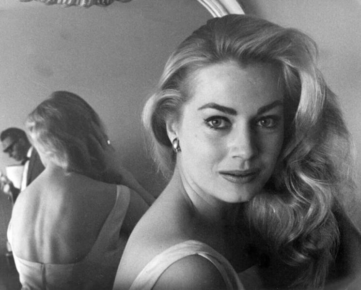 Anita Ekberg dos à un miroir