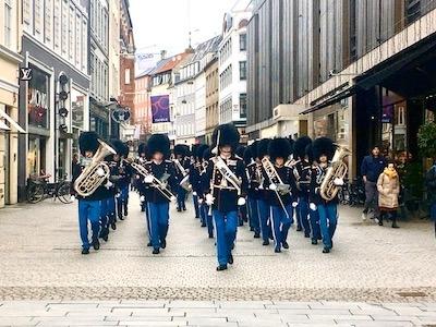 Défilé garde royale danoise rues Copenhague 